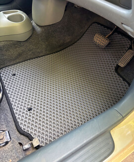 Коврики на Toyota Vitz I 1998 - 2005 в Кирове Коврики на Toyota Vitz I 1998 - 2005 в Кирове